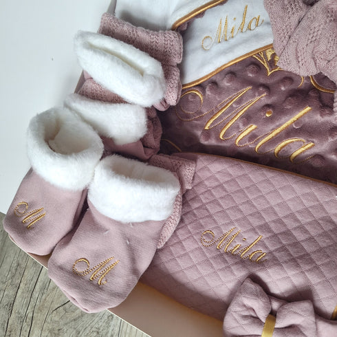 COFFRET QUEEN Coffret bébé Personnalisé  – 2 Ensembles + Couverture & 2 Doudous + protège carnet – Quantité Limitée